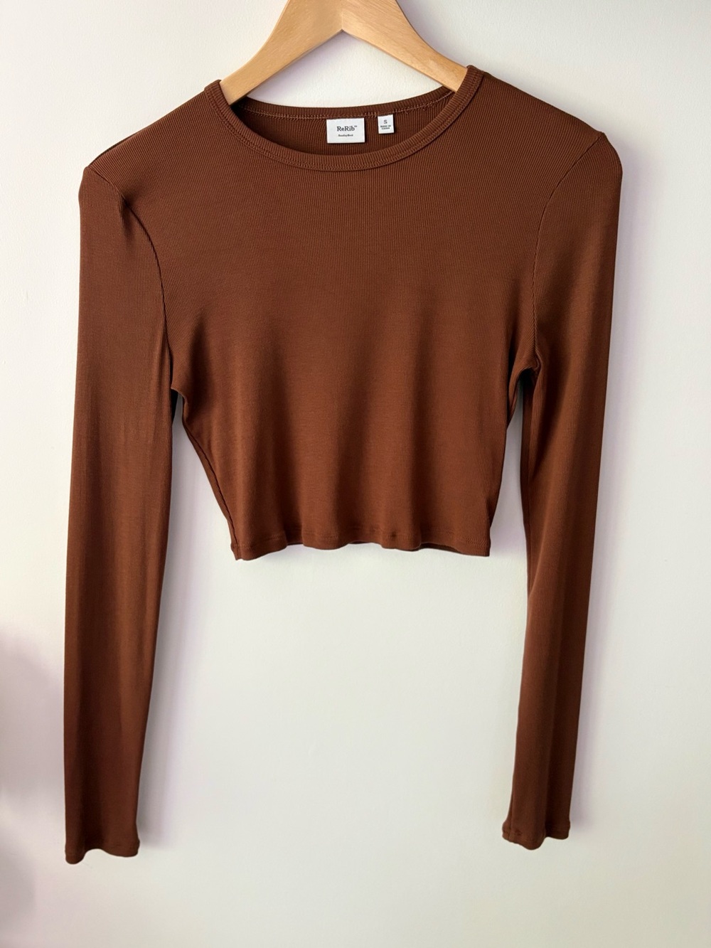 Aritzia Sunday Best Bliss Cropped Longsleeve Ribbed Top in Brown - Size Small